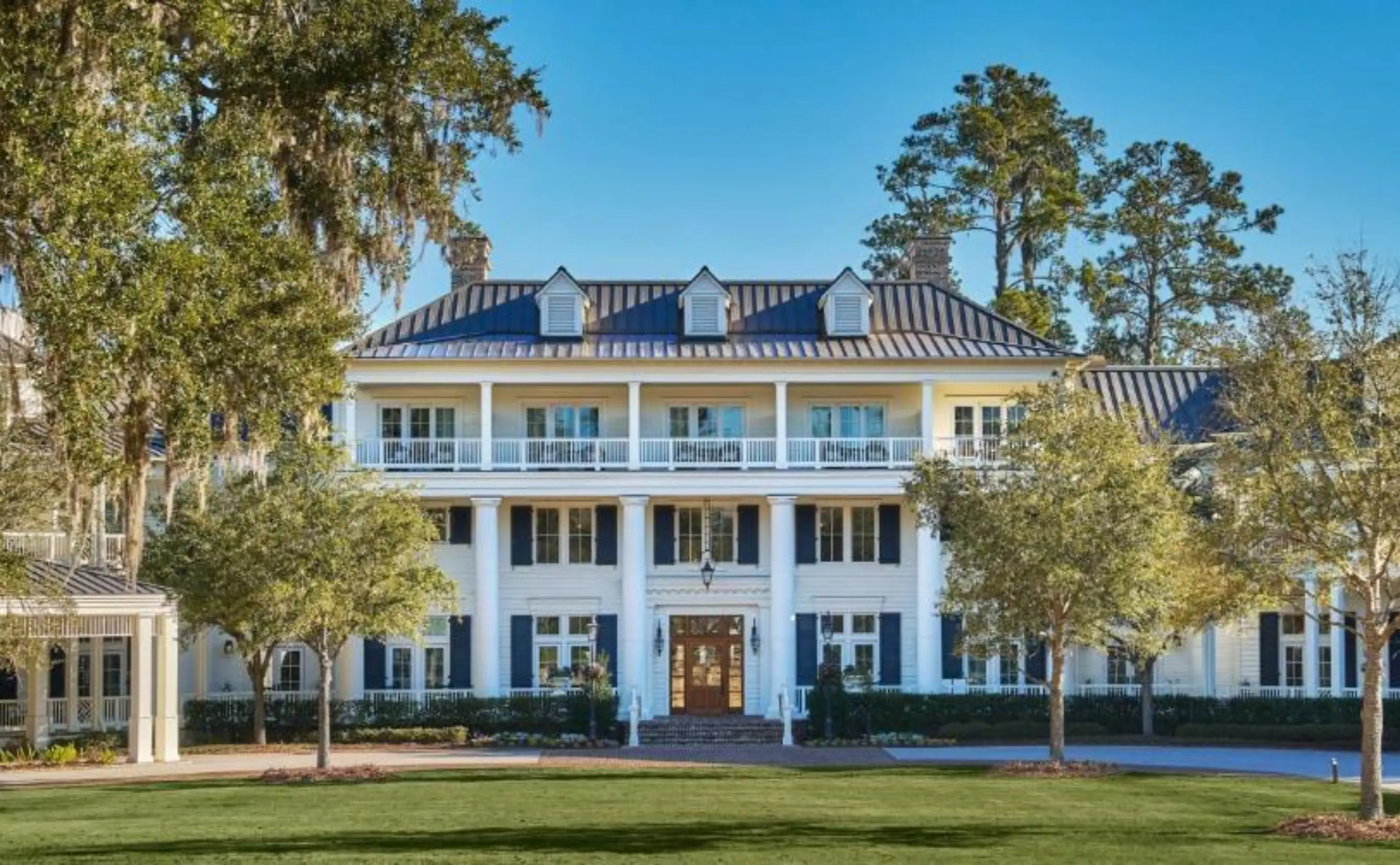 White Southern colonial mansion with columns